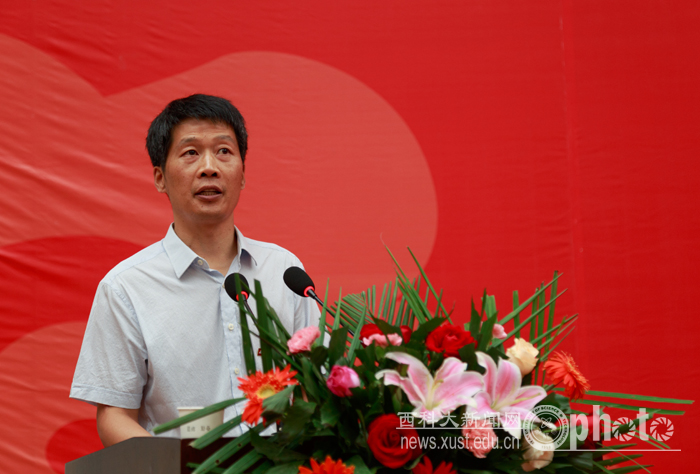 教师代表炎正馨发言